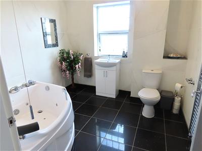 SPACIOUS FAMILY BATHROOM